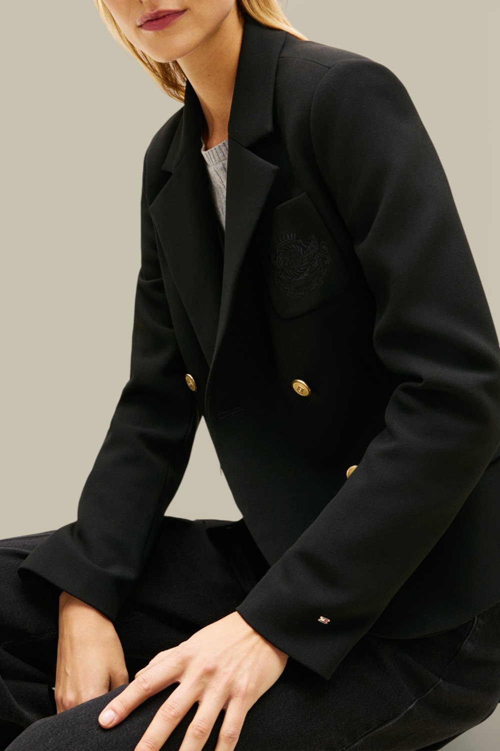 תמונת תקריב דוגמן של בלייזר כפתורים כפולים