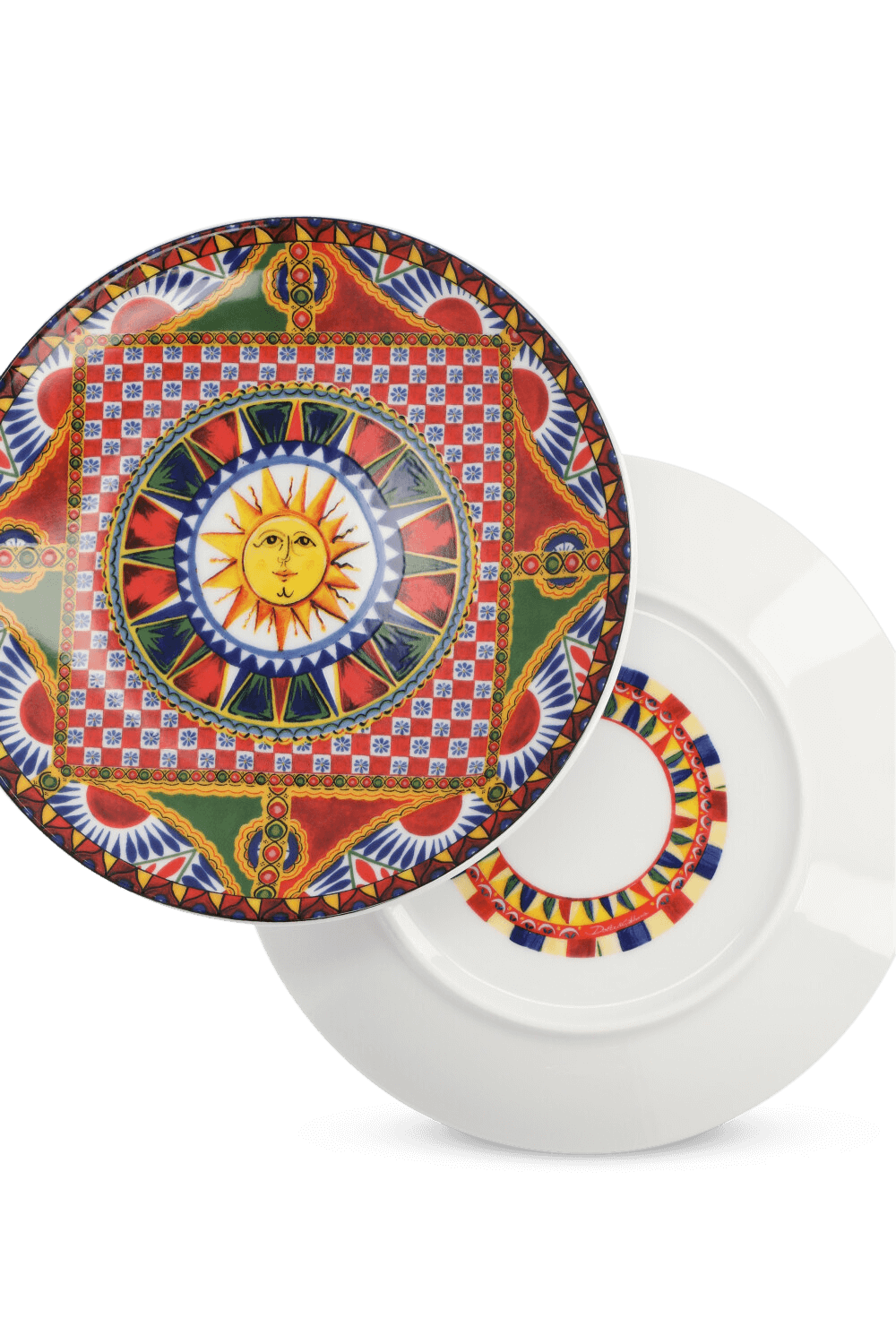 תמונת תקריב של סט שתי צלחות פורצלן