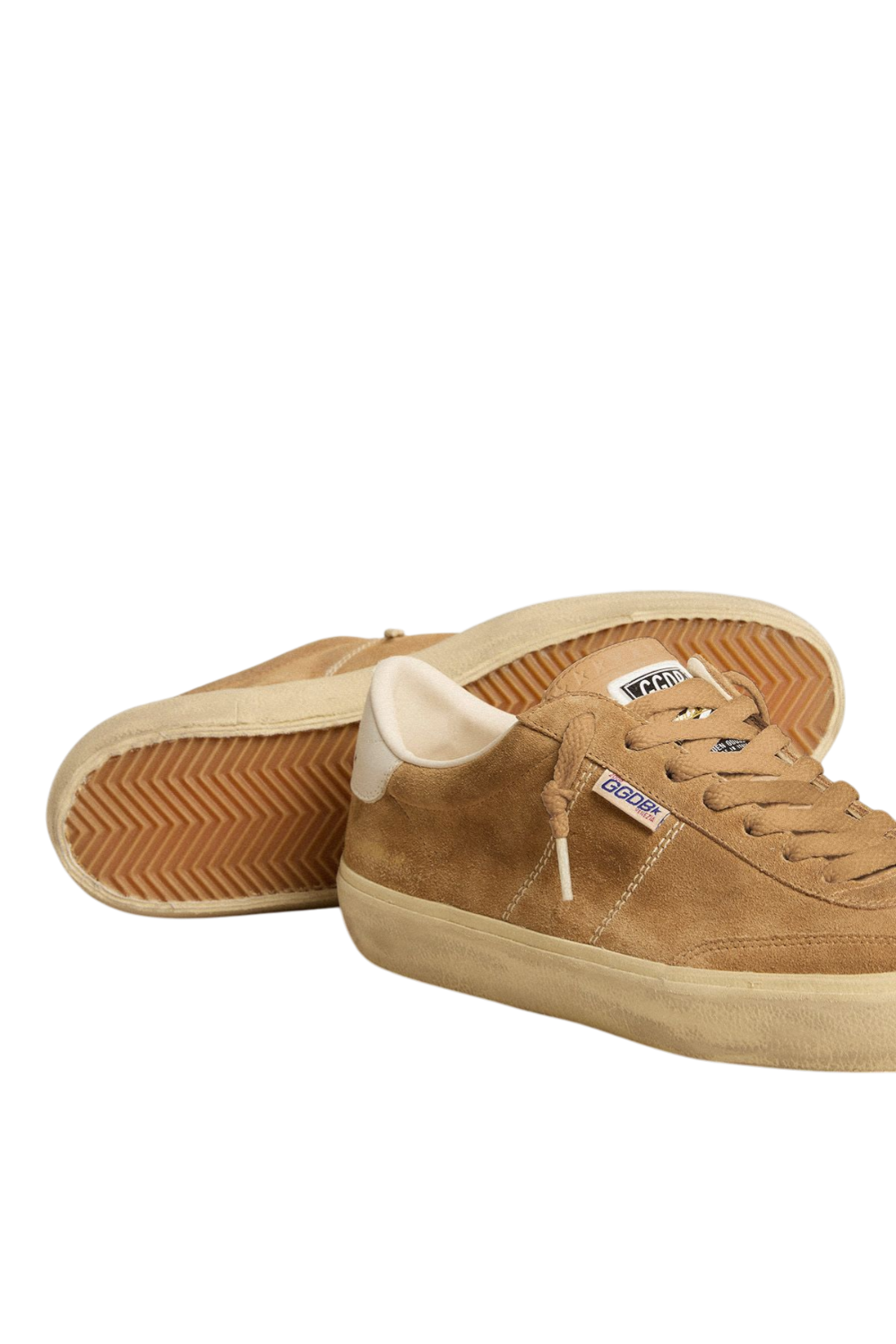 תמונת תקריב של נעלי סניקרס