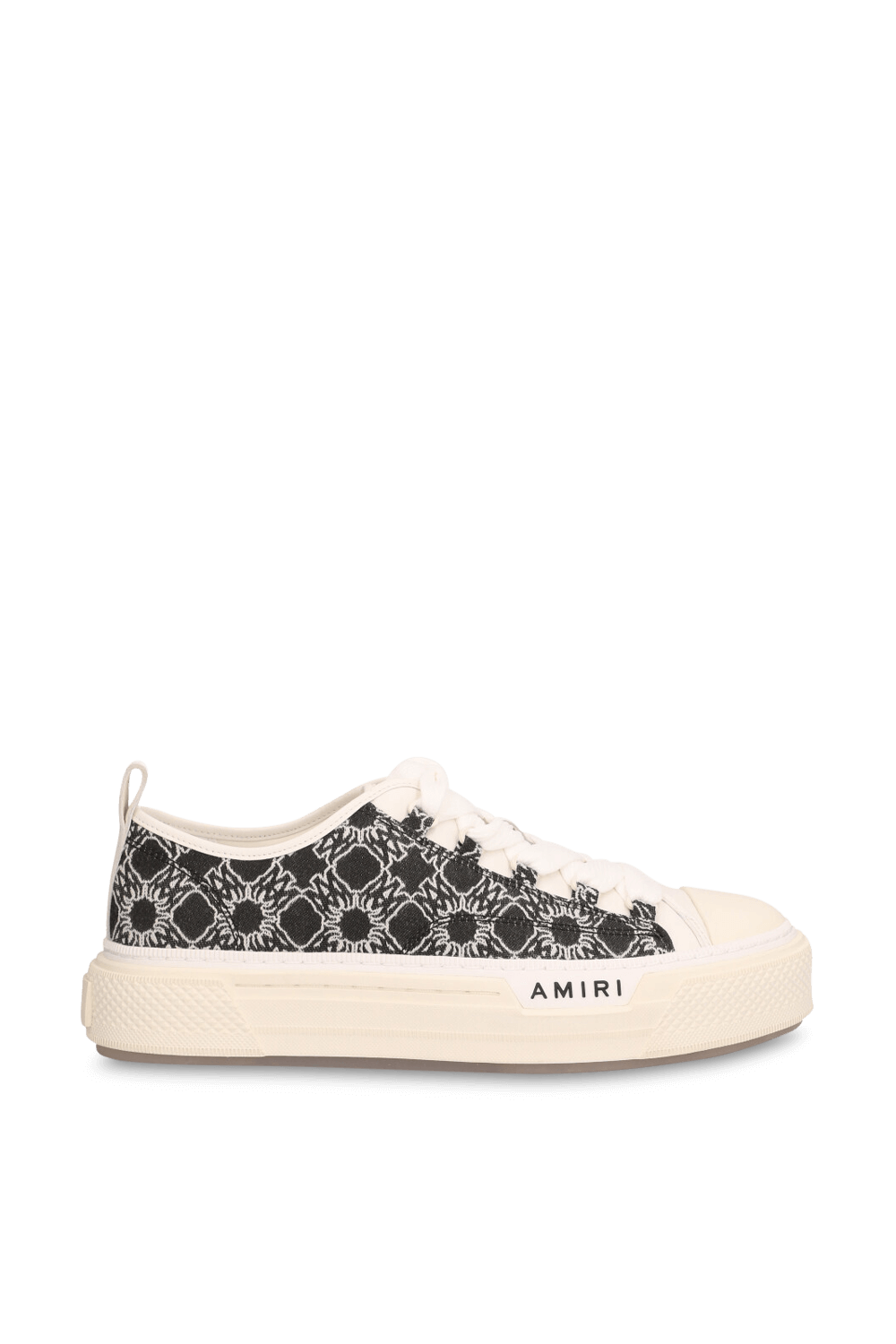 תמונה קידמית של נעלי סניקרס