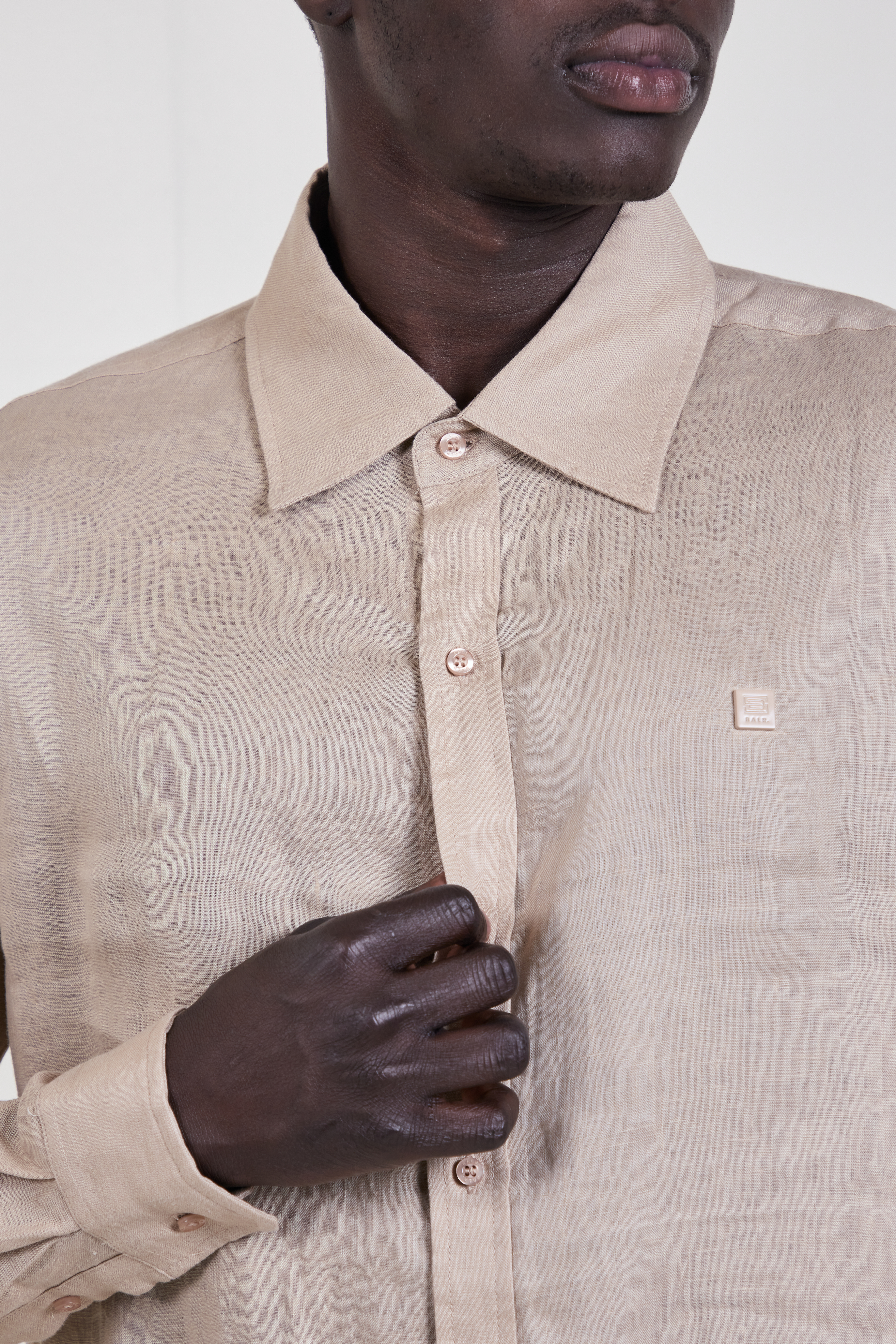 תמונת תקריב דוגמן של חולצה מכופתרת פשתן