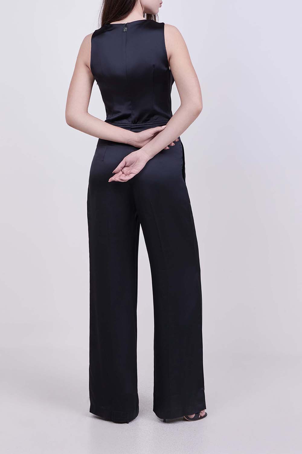 תמונת דוגמן אחורית של אוברול בגזרה ישרה