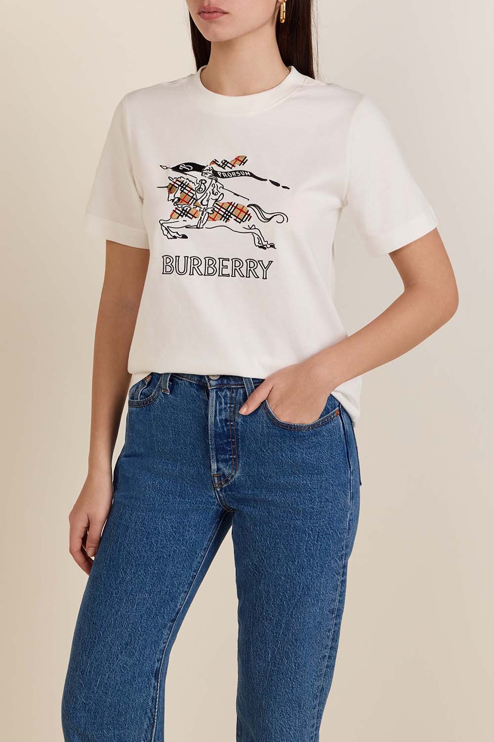 תמונת דוגמן קידמית של חולצת טי עם רקמת אביר