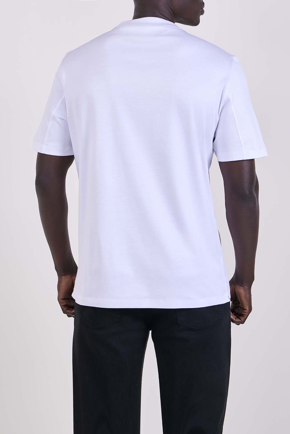 תמונת דוגמן אחורית של חולצת טי בגזרה ישרה