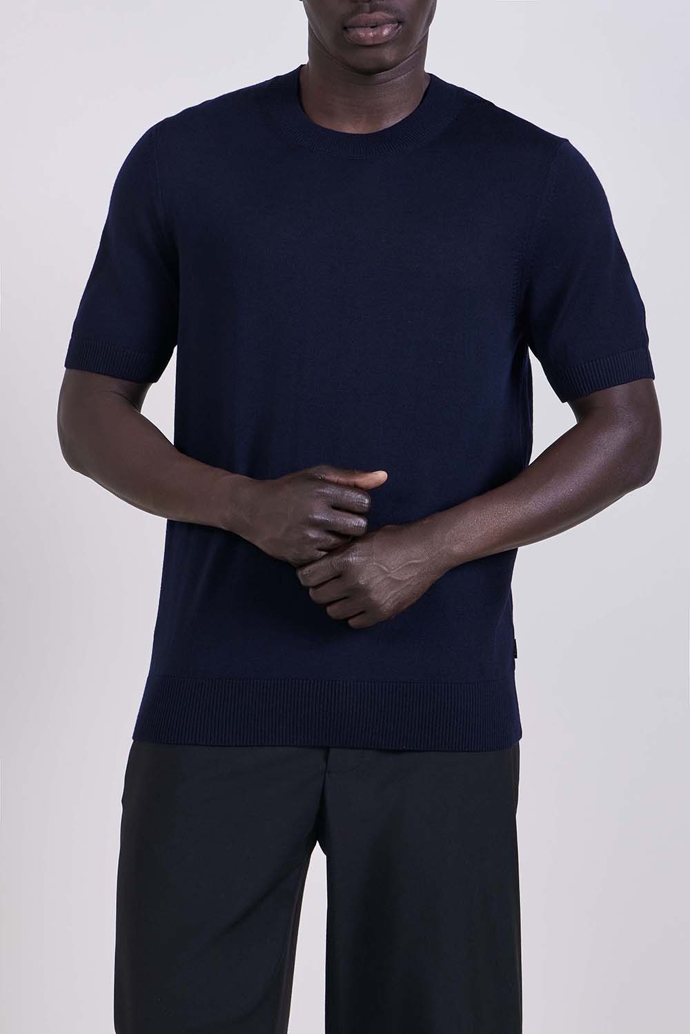 תמונת דוגמן קידמית של חולצת טי בגזרת סלים