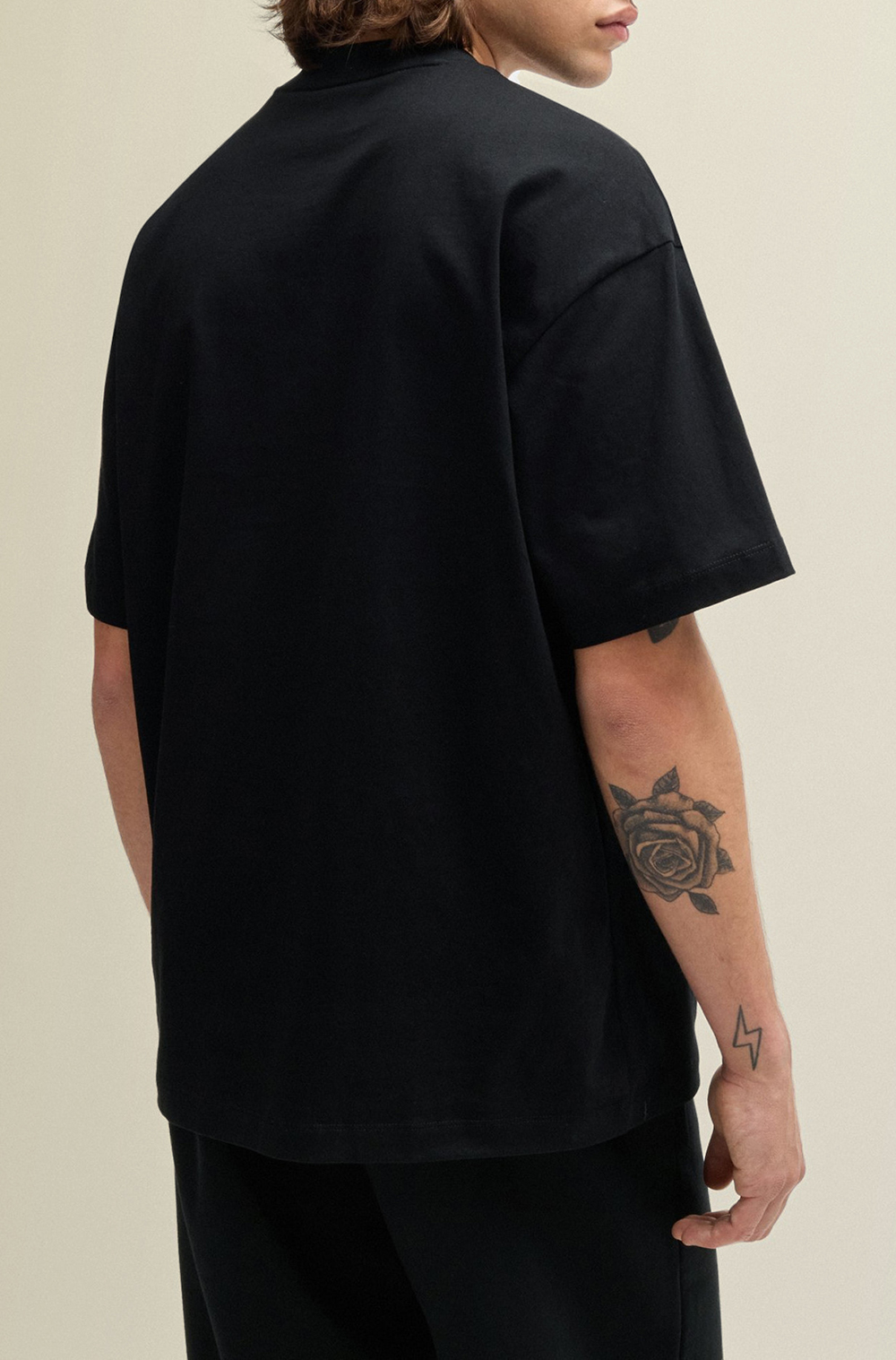 תמונת דוגמן אחורית של חולצת טי