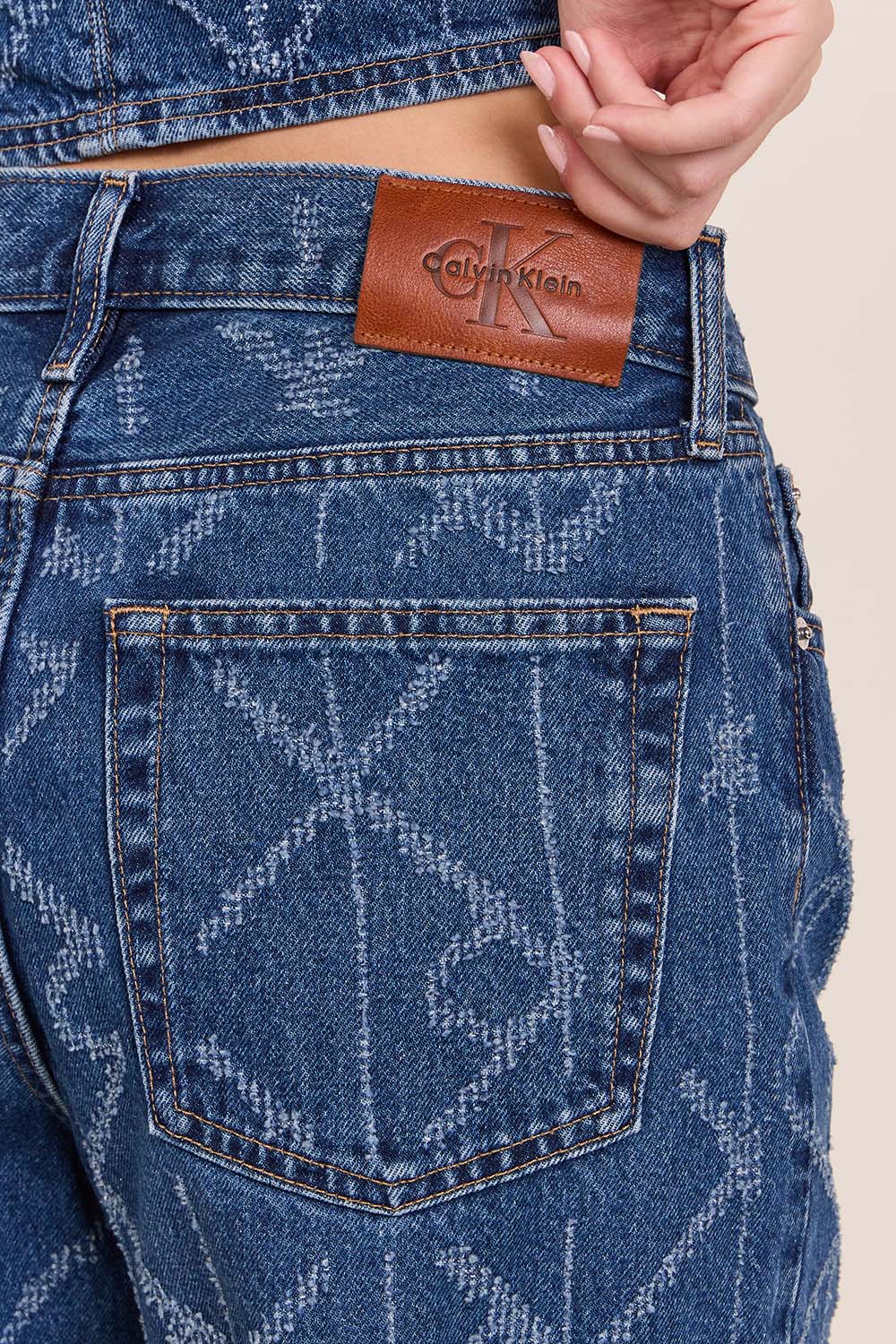 מכנסי ג'ינס בגזרה משוחררת