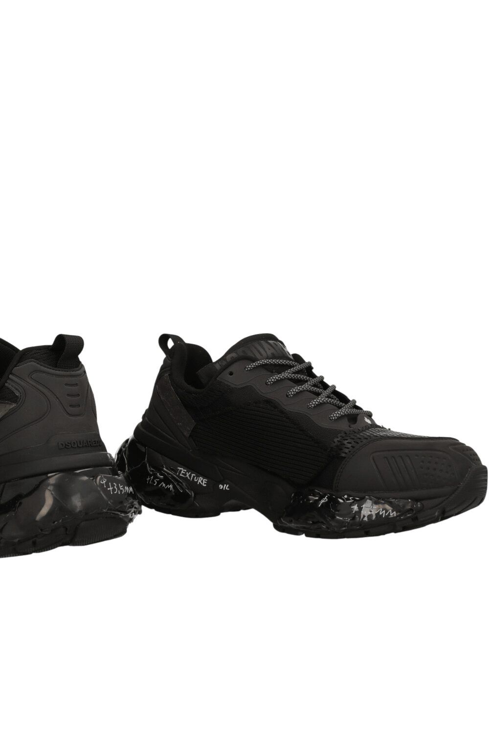 תמונת תקריב של נעלי סניקרס פסטר