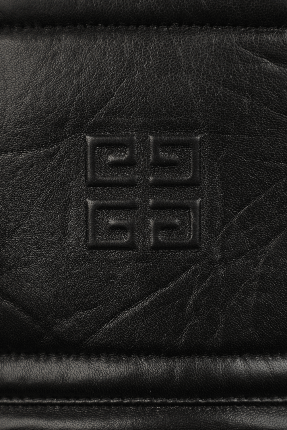 תמונת תקריב של חצאית מידי שחורה מעור