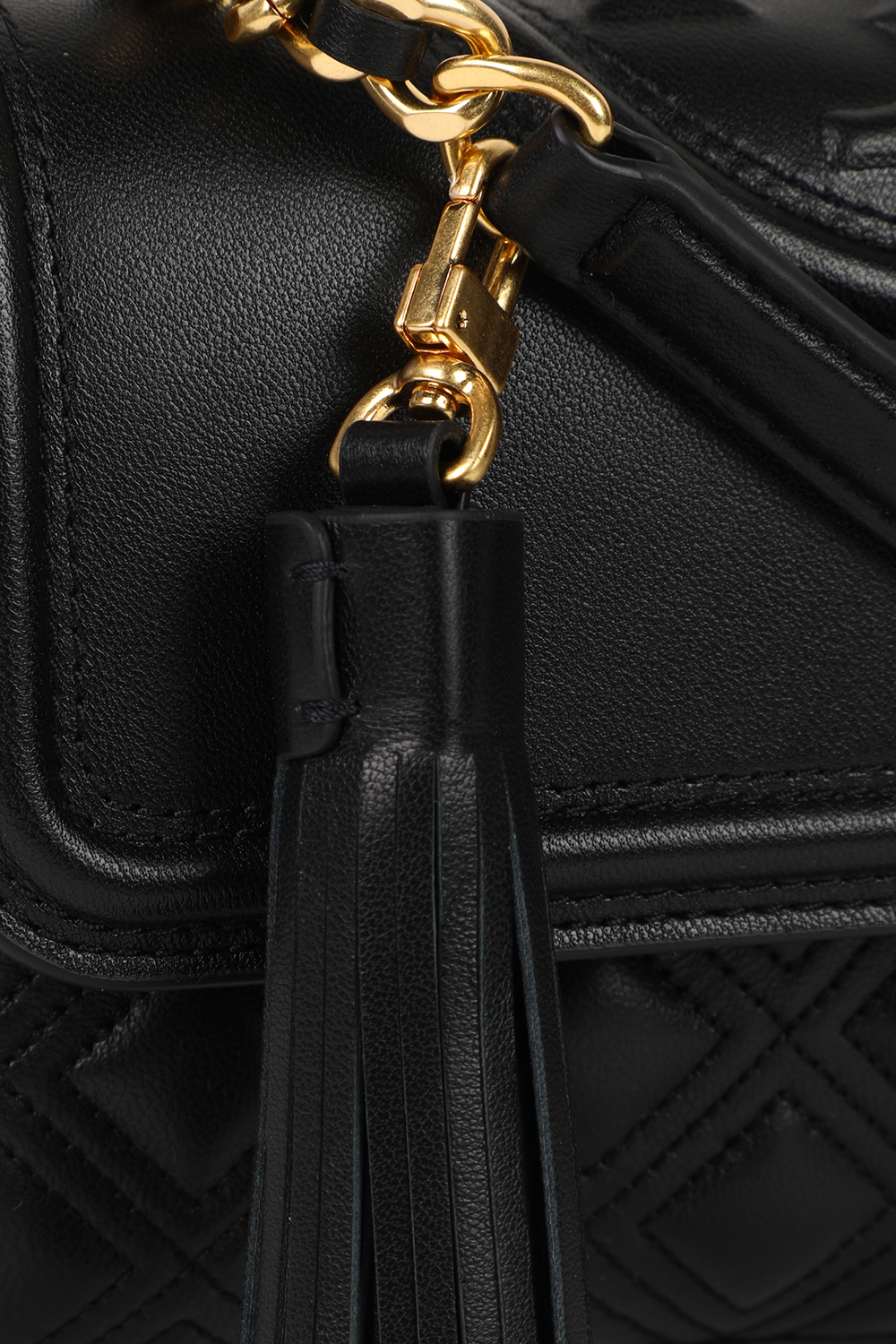 תמונת תקריב של תיק כתף פלמינג בגוון שחור