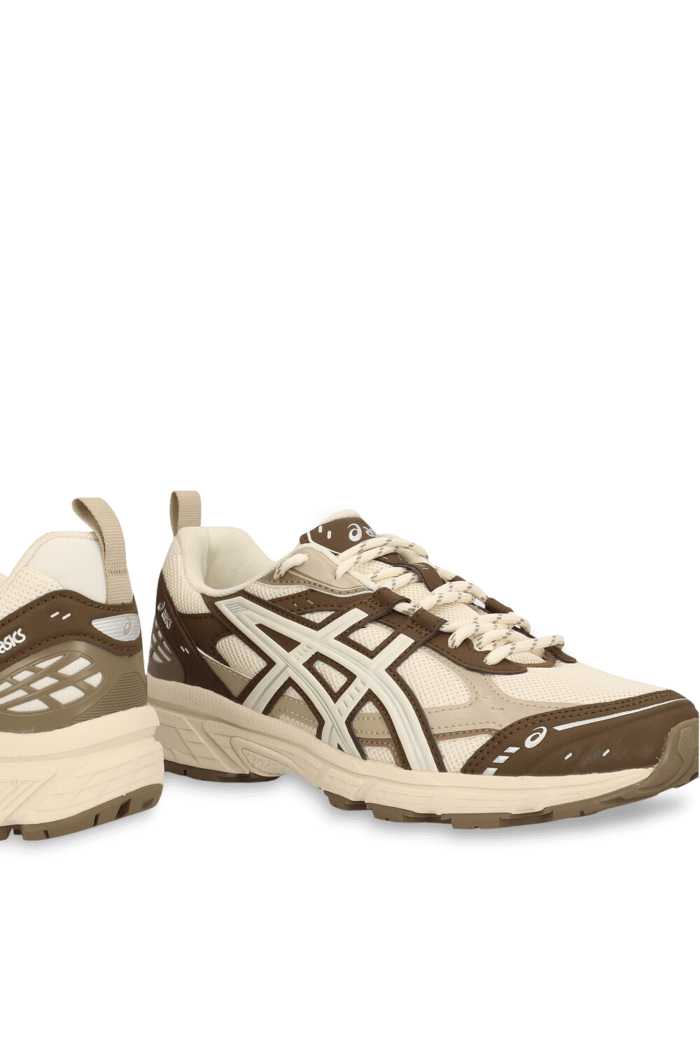 תמונת תקריב של נעלי סניקרס גל נונוביקי