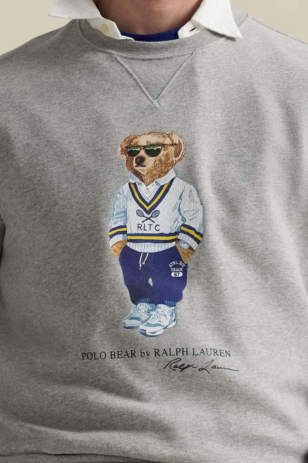 תמונת תקריב דוגמן של סווטשירט דובי פולו