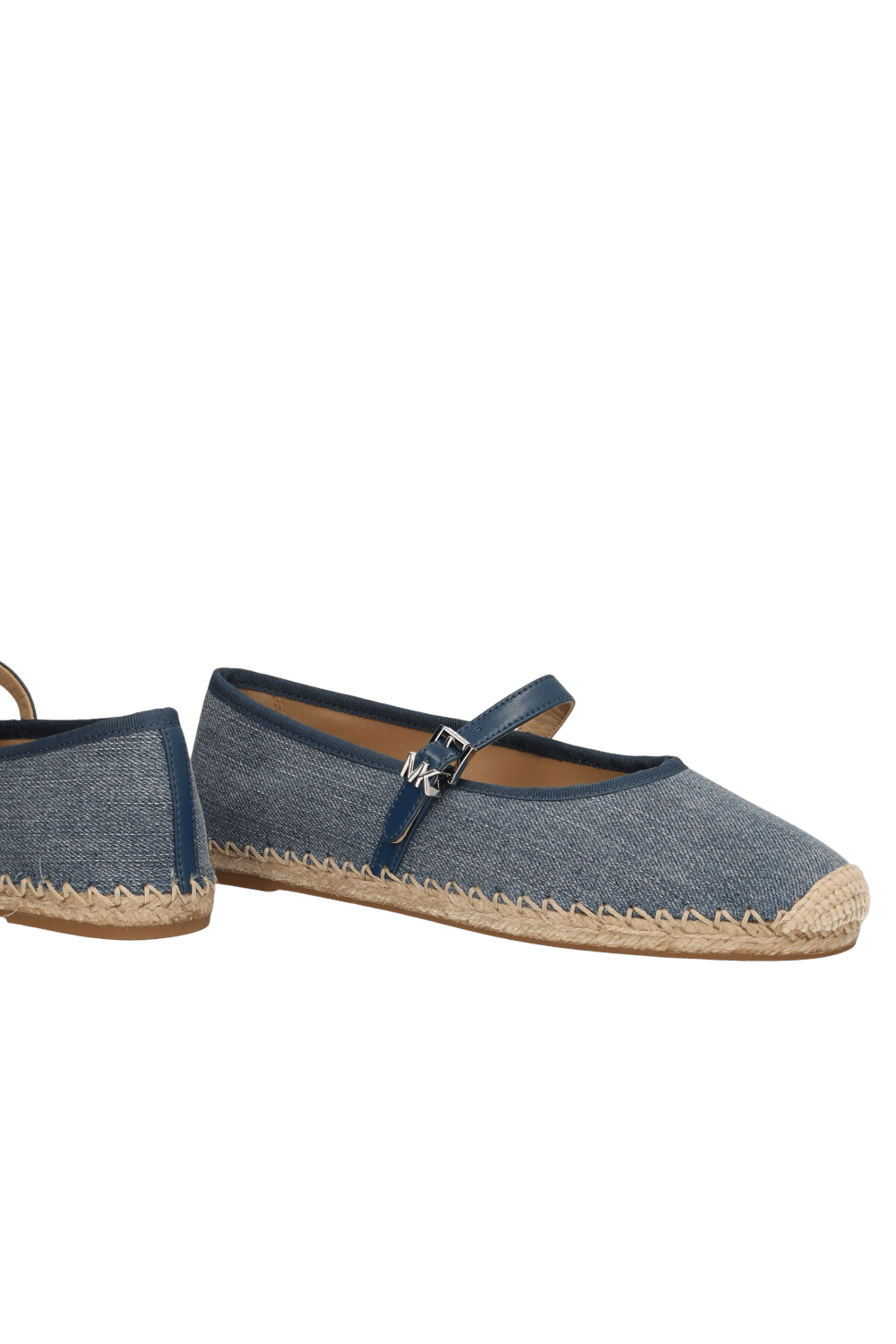 תמונת תקריב של נעלי אספדריל