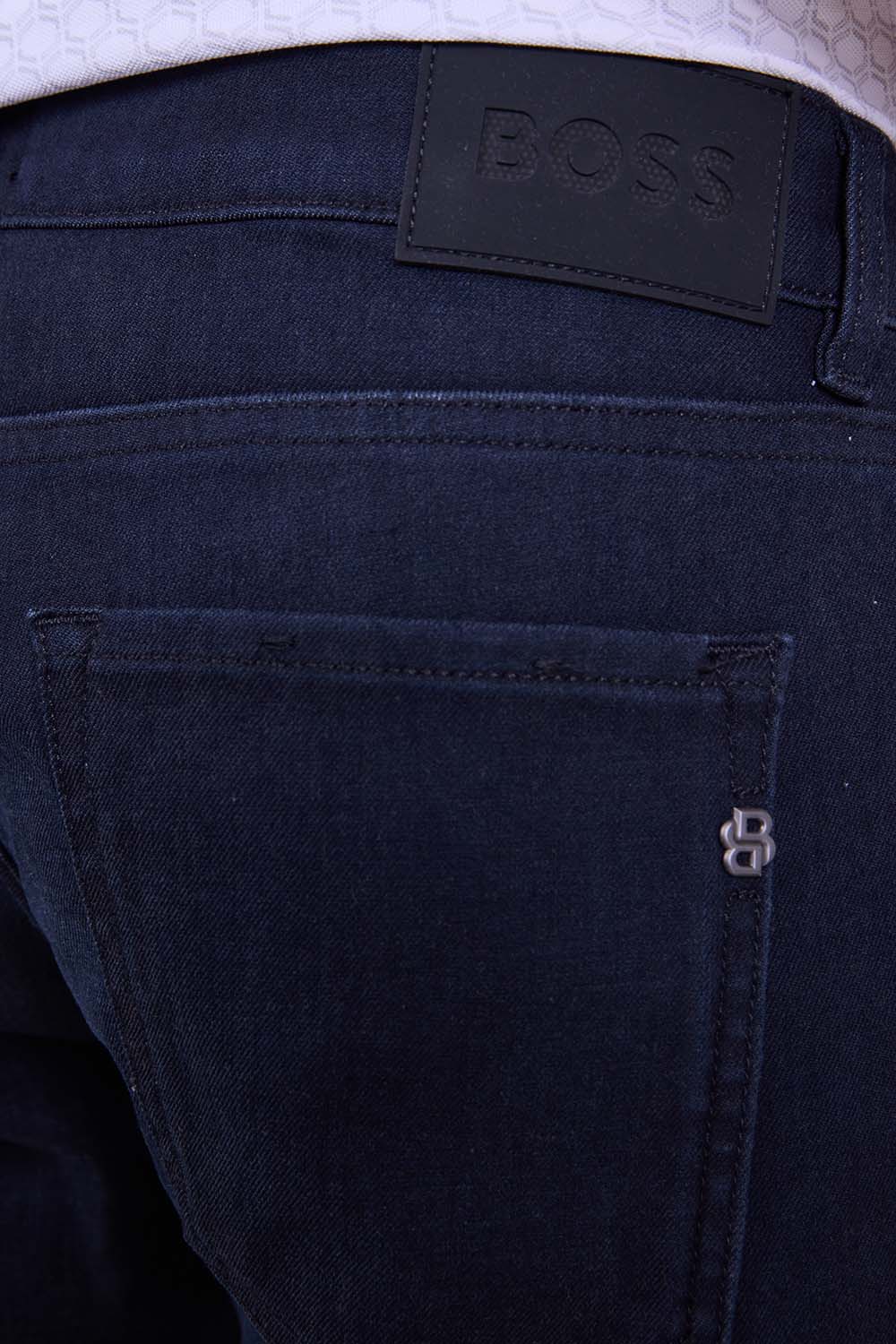 תמונת תקריב דוגמן של מכנסי ג'ינס בגזרה ישרה