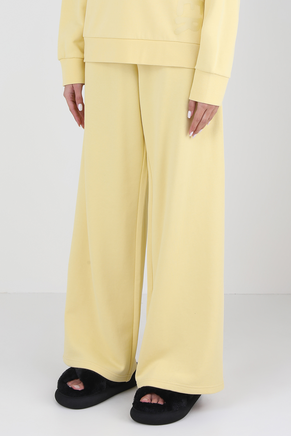 תמונת דוגמן קידמית של מכנסי טרנינג מתרחבים