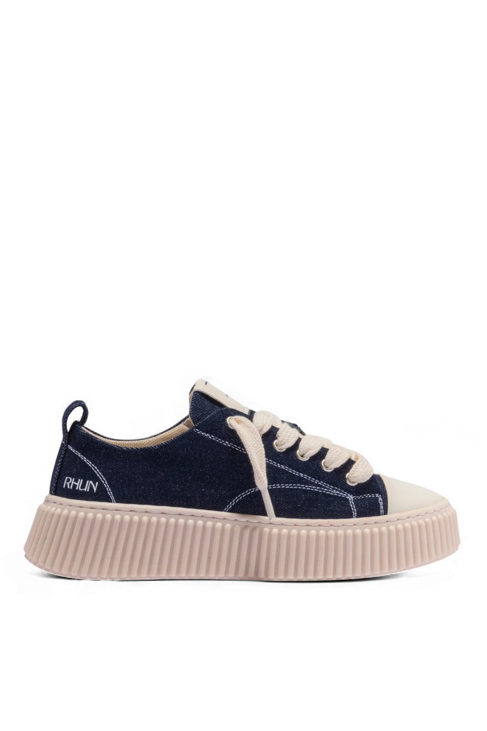 תמונה קידמית של נעלי סניקרס 2020