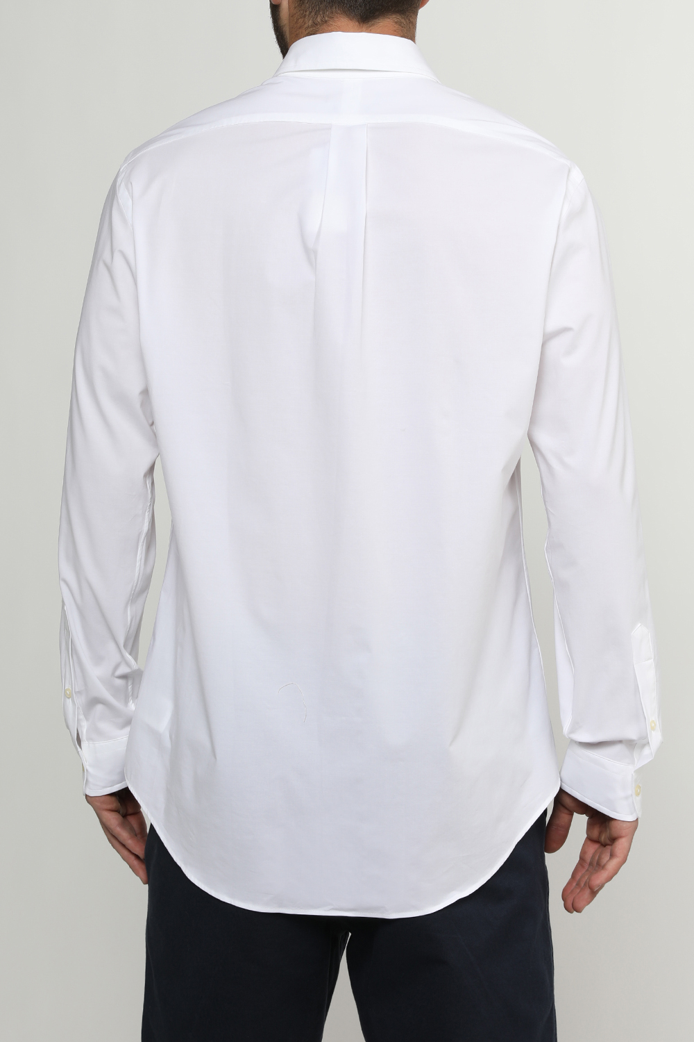 תמונת דוגמן אחורית של חולצה מכופתרת קלאסית