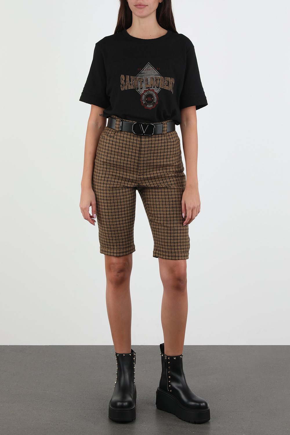 תמונת דוגמן קידמית של חגורת לוגו מעור בצבע שחר