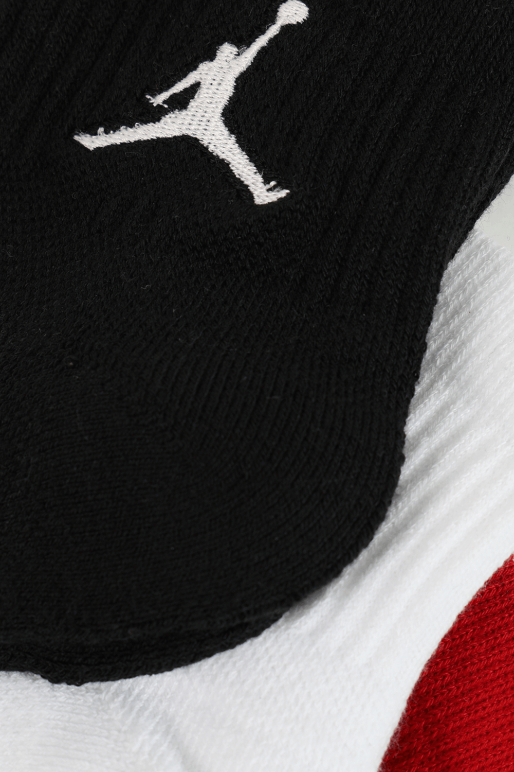 תמונת תקריב של מארז שלושה זוגות גרביים בצבע לבן שחור ואדום