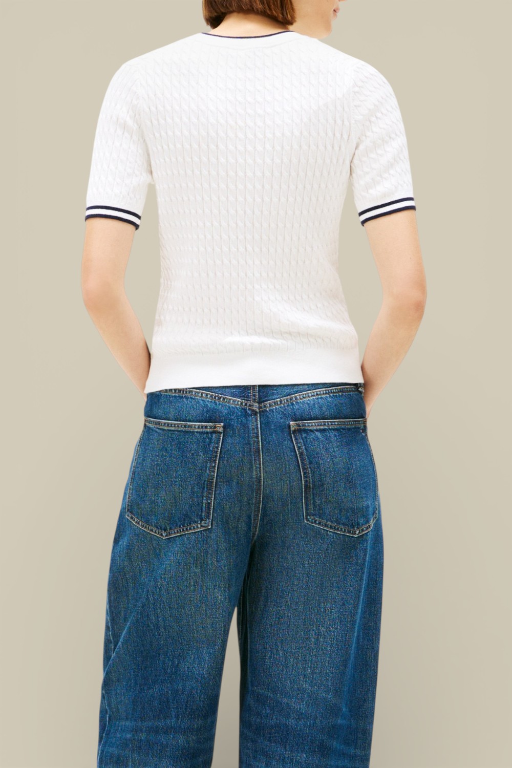 תמונת דוגמן אחורית של חולצת טי