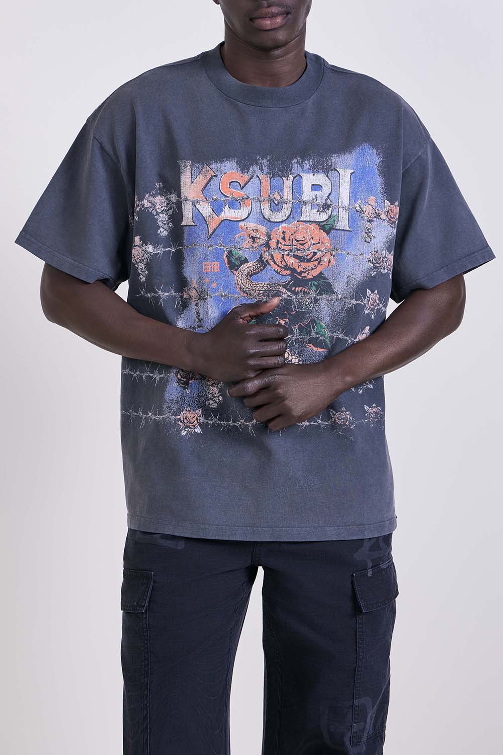 תמונת דוגמן קידמית של חולצת טי אוברסייז