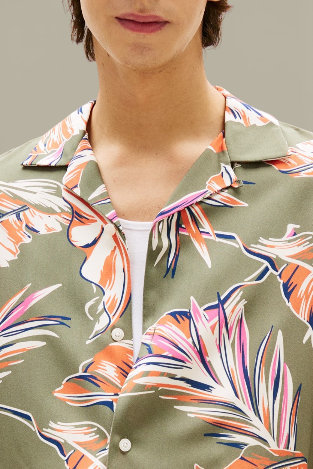 תמונת תקריב דוגמן של חולצת כפתורים קצרה