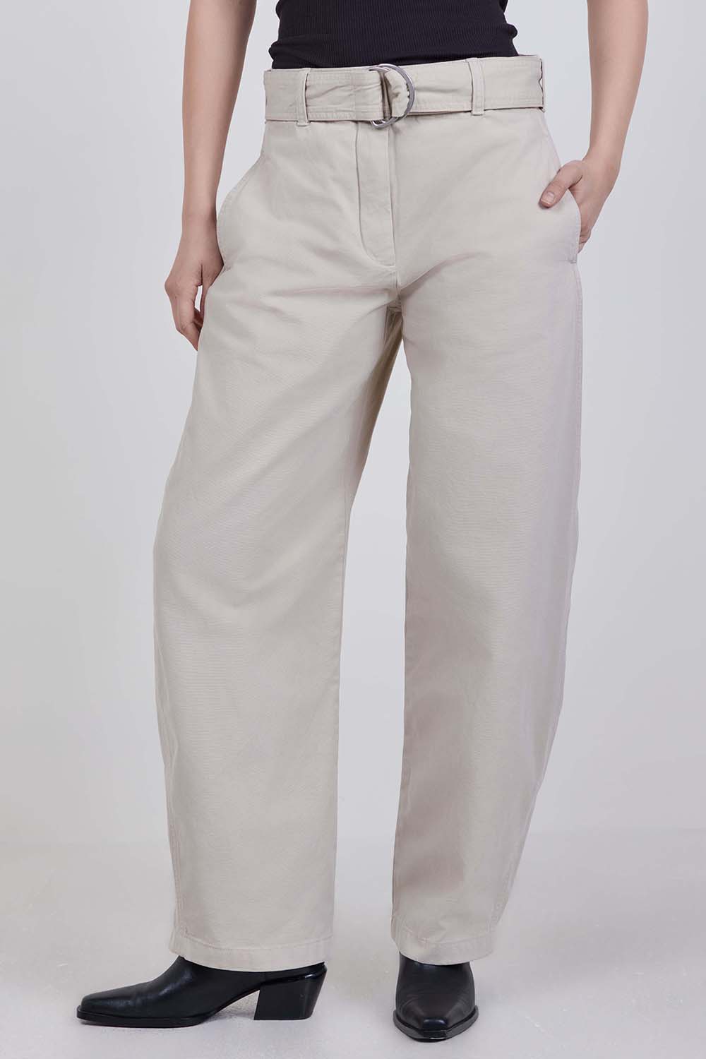 תמונת דוגמן קידמית של מכנסיים ארוכים בגזרה משוחררת