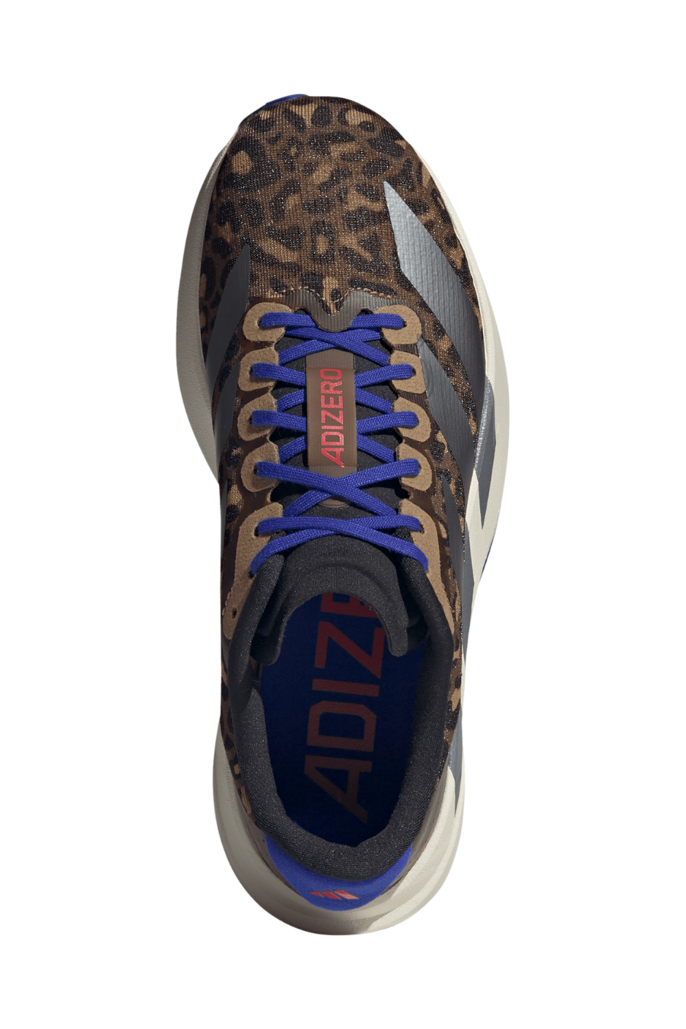 תמונת תקריב של נעלי סניקרס