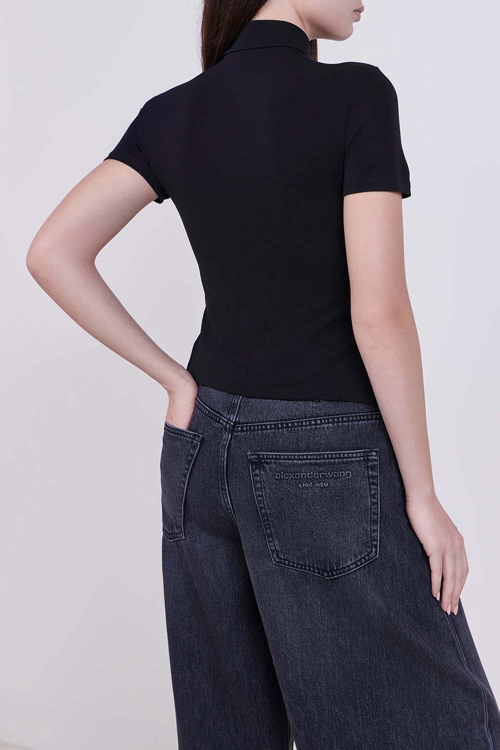 תמונת דוגמן אחורית של חולצת טי רוכסן