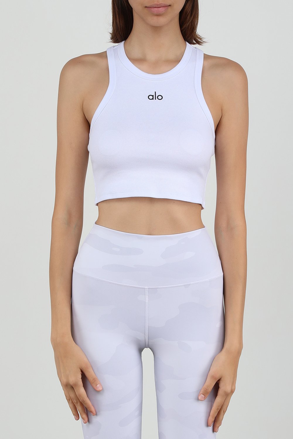 תמונת דוגמן קידמית של גופיית קרופ ריב לבנה