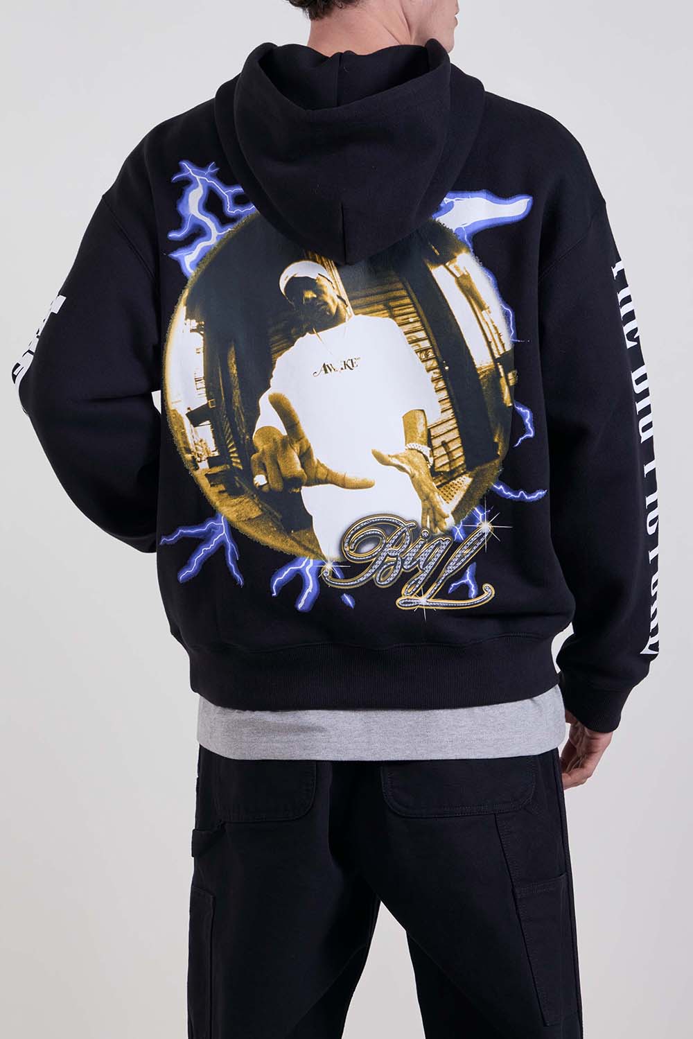 תמונת דוגמן אחורית של קפוצ'ון בגזרה משוחררת