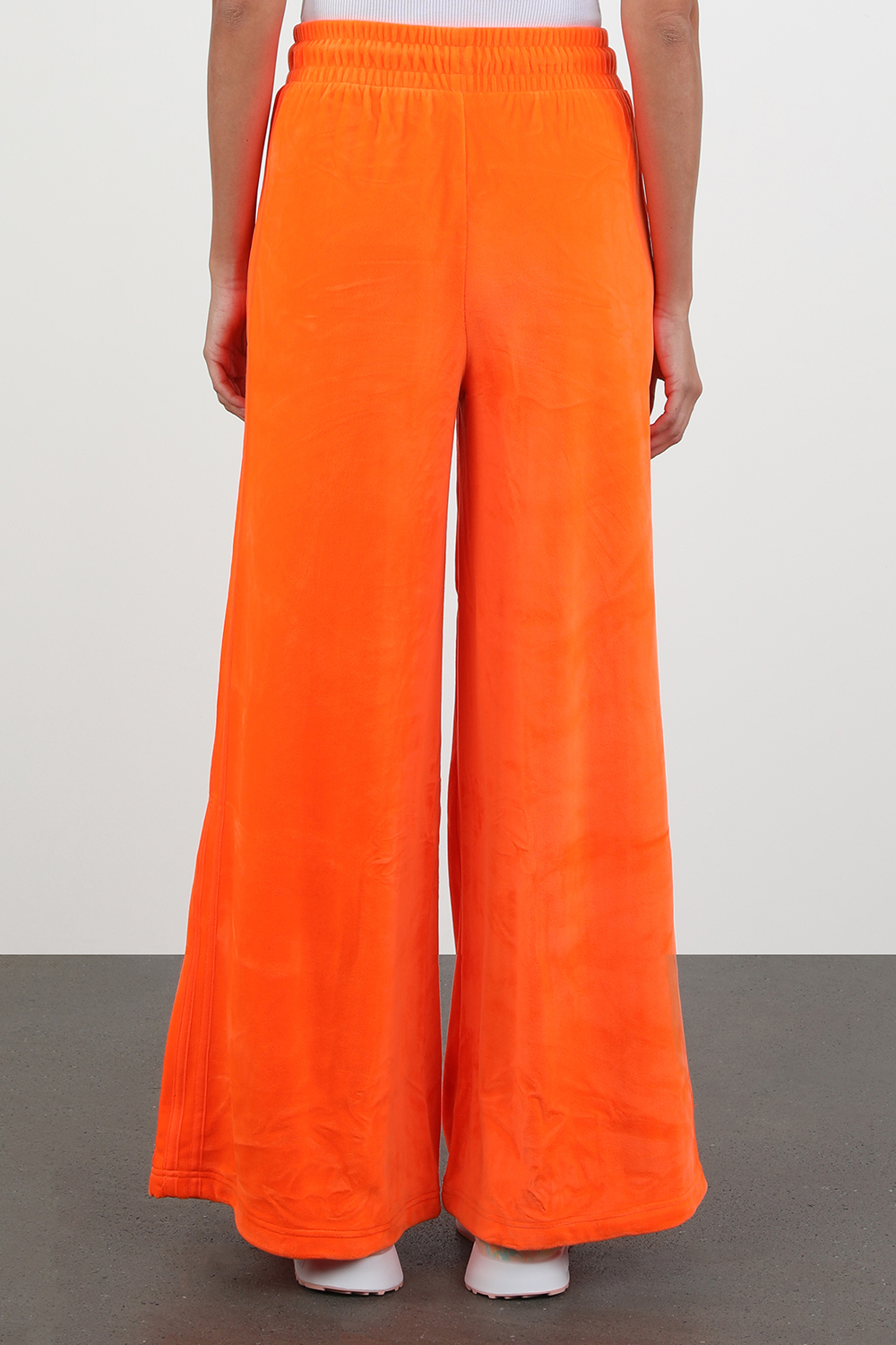 תמונת דוגמן אחורית של ג'רמי סקוט לאדידס מכנסי טרנינג מתרחבים בגוון כתום