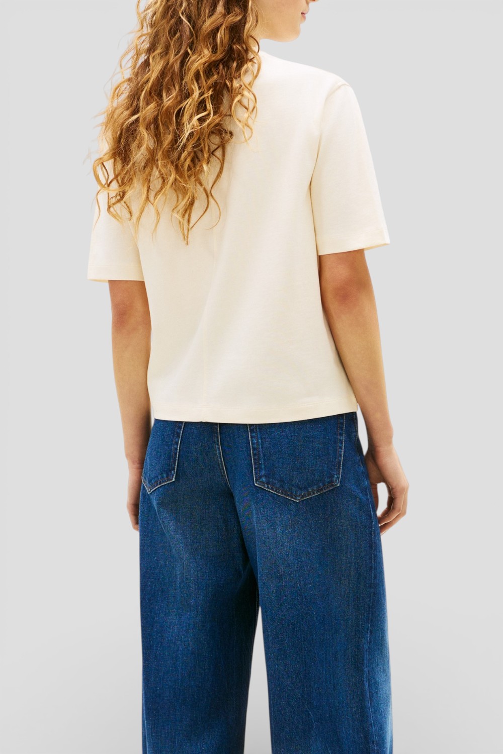 תמונת דוגמן אחורית של טי שירט