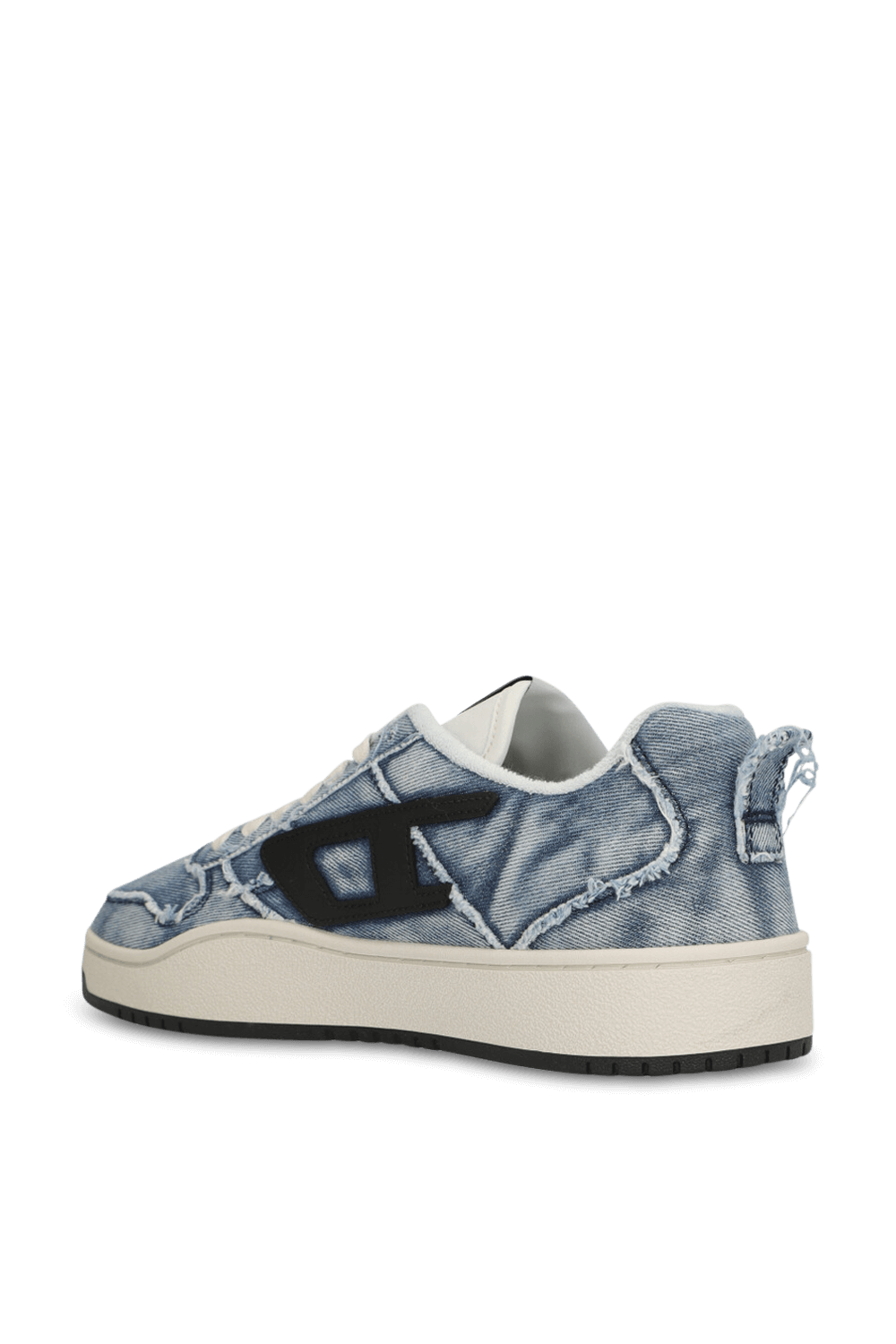 תמונה אחורית של נעלי סניקרס