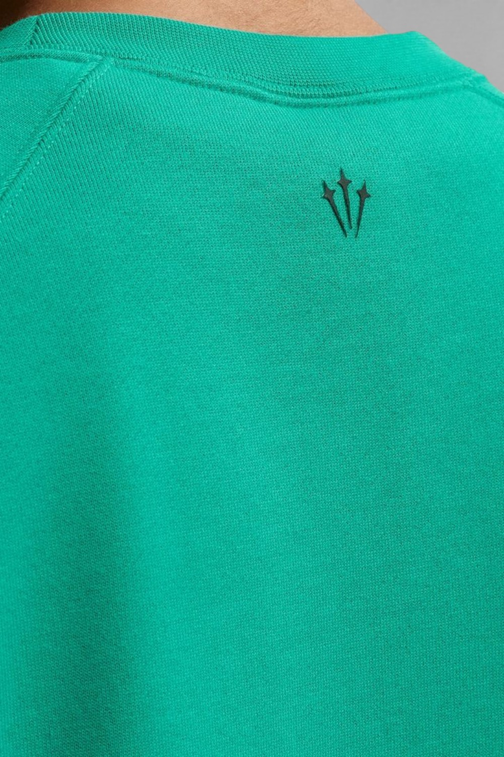 תמונת תקריב דוגמן של סווטשירט נייקי X נוקטה