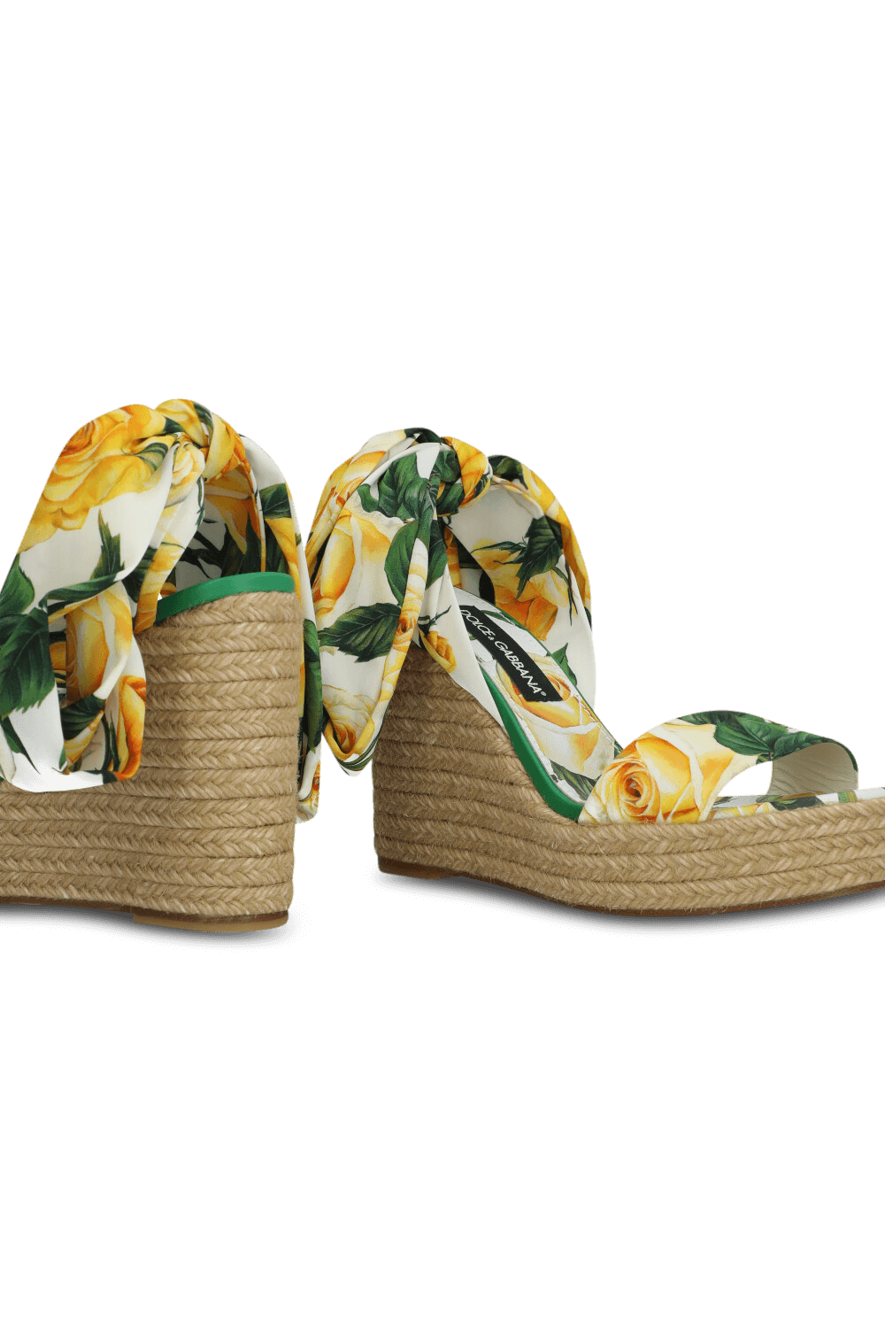 תמונת תקריב של סנדלי פלטפורמה 8 סמ