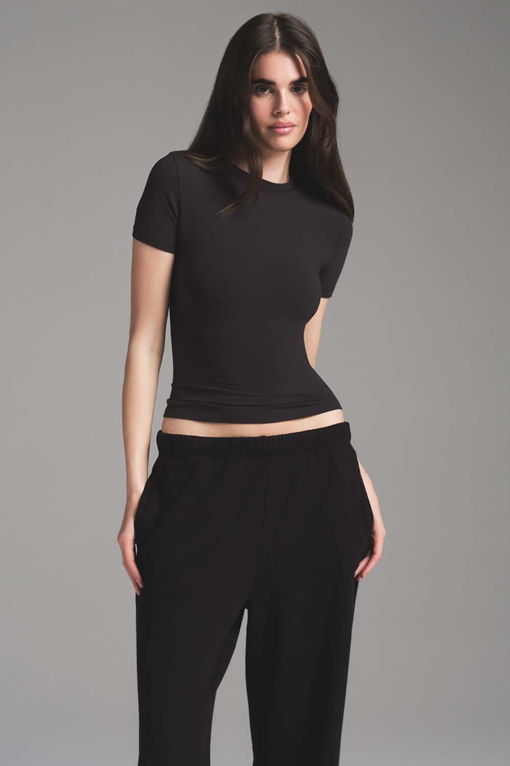 תמונת תקריב דוגמן של CLASSIC STRAIGHT LEG PANT