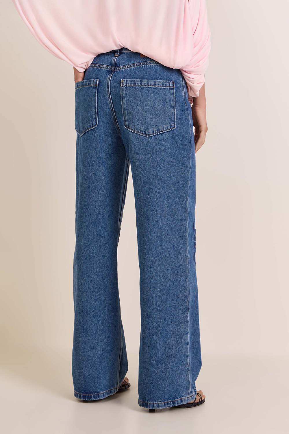 תמונת דוגמן אחורית של מכנסי ג'ינס באגי בגזרה ישרה