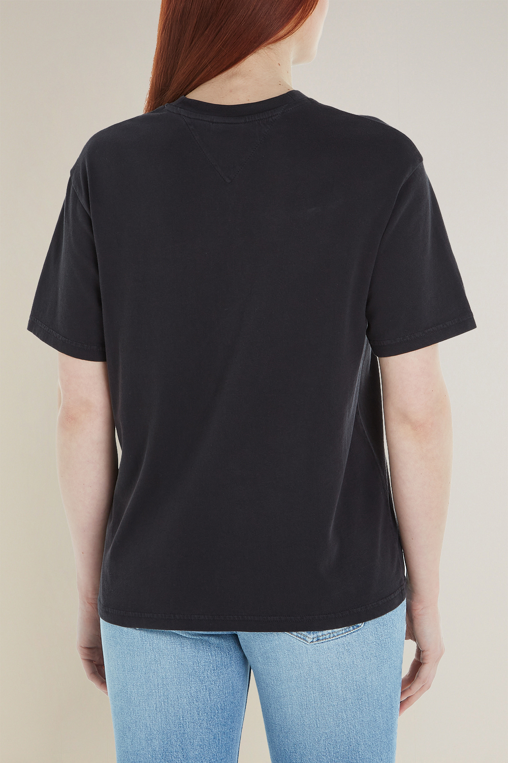 תמונת דוגמן אחורית של חולצת טי