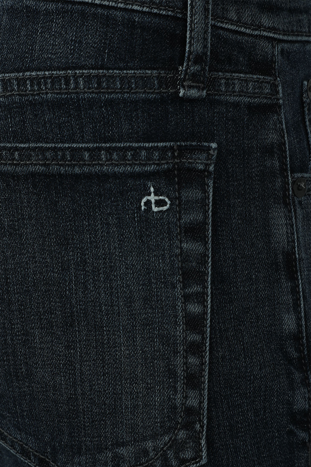 תמונה אחורית של מכנסי סקיני ג'ינס כחולים וסטרצ'יים