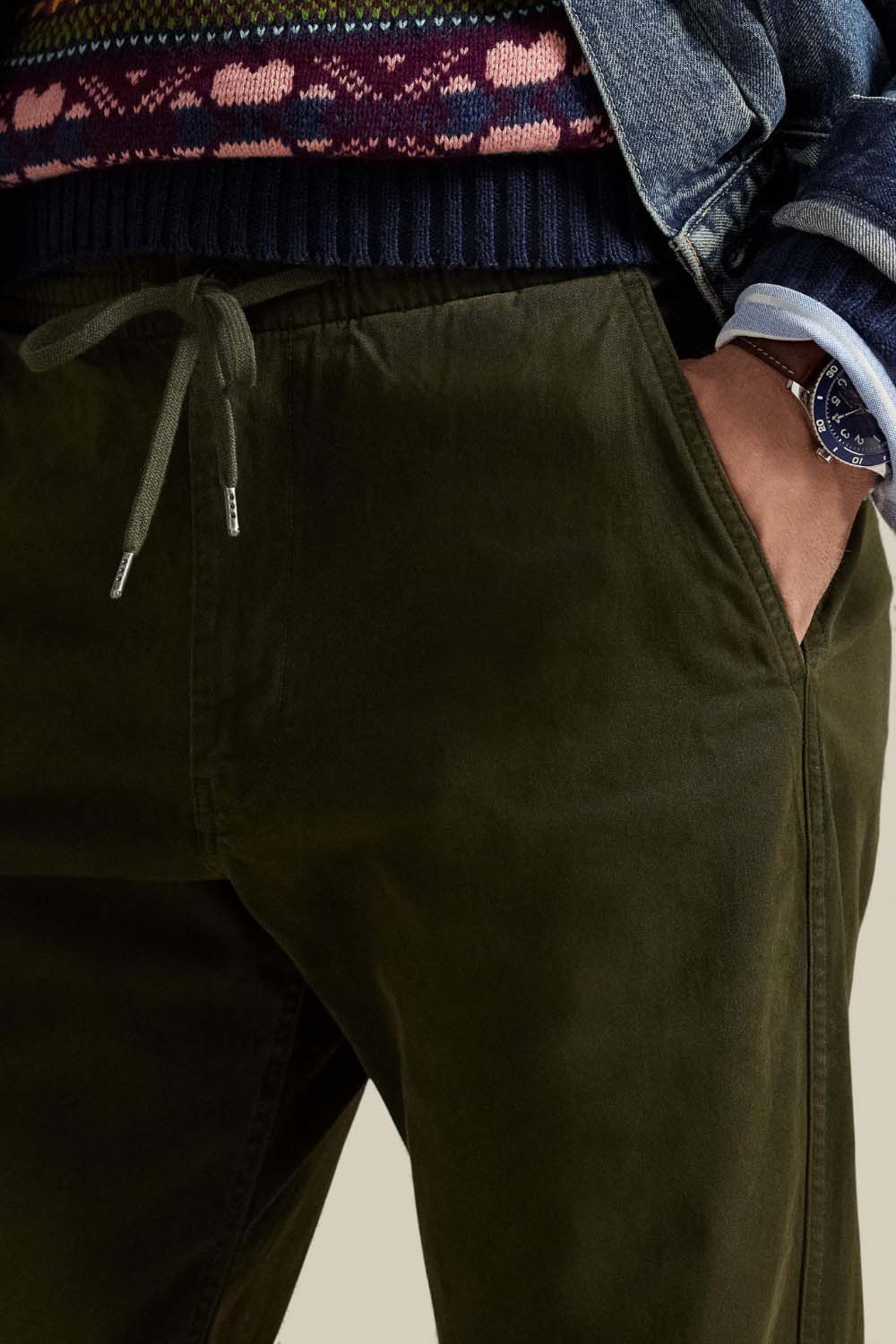 תמונת תקריב דוגמן של מכנסי ג'וג