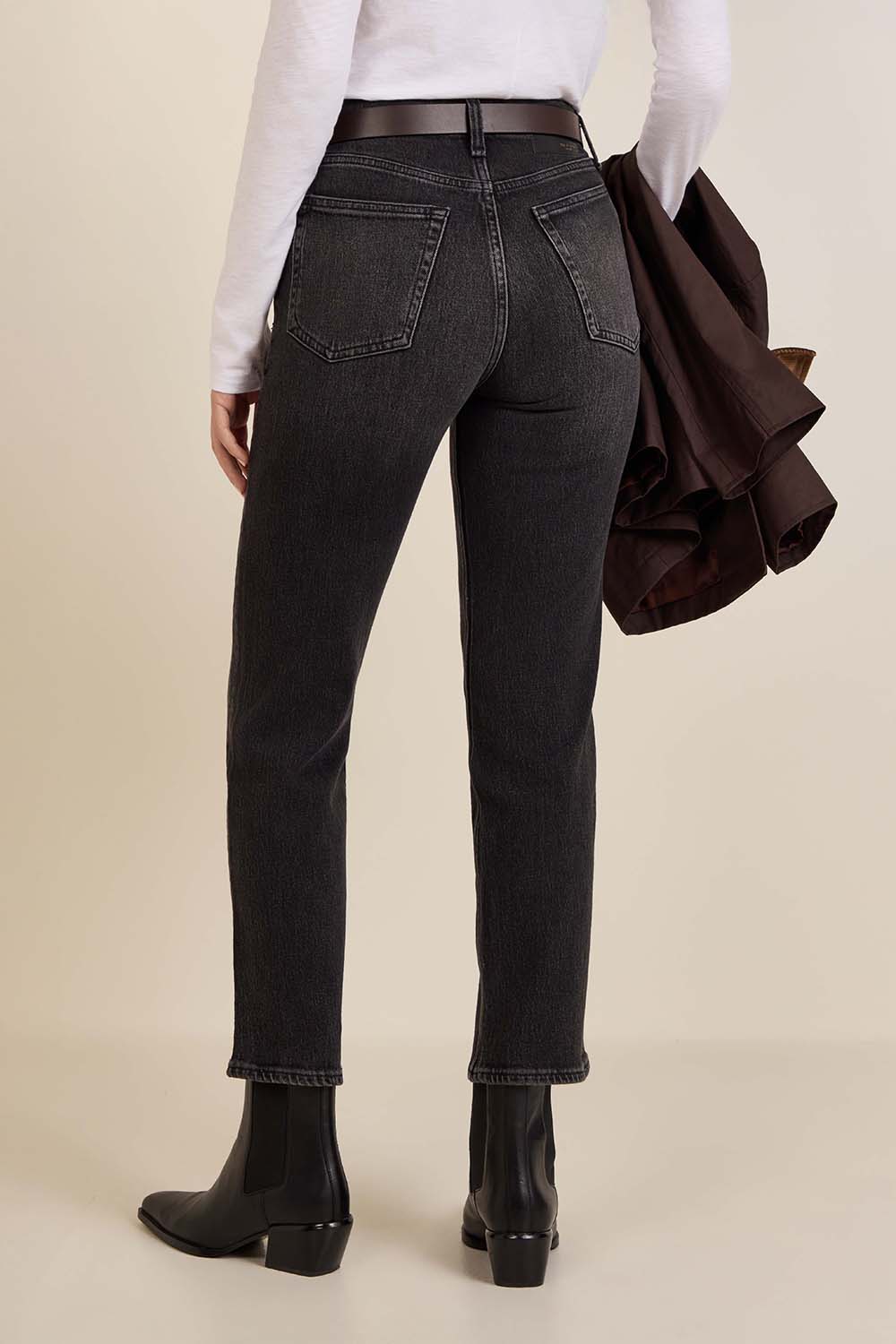 תמונת דוגמן אחורית של מכנסי ג'ינס בגזרה ישרה