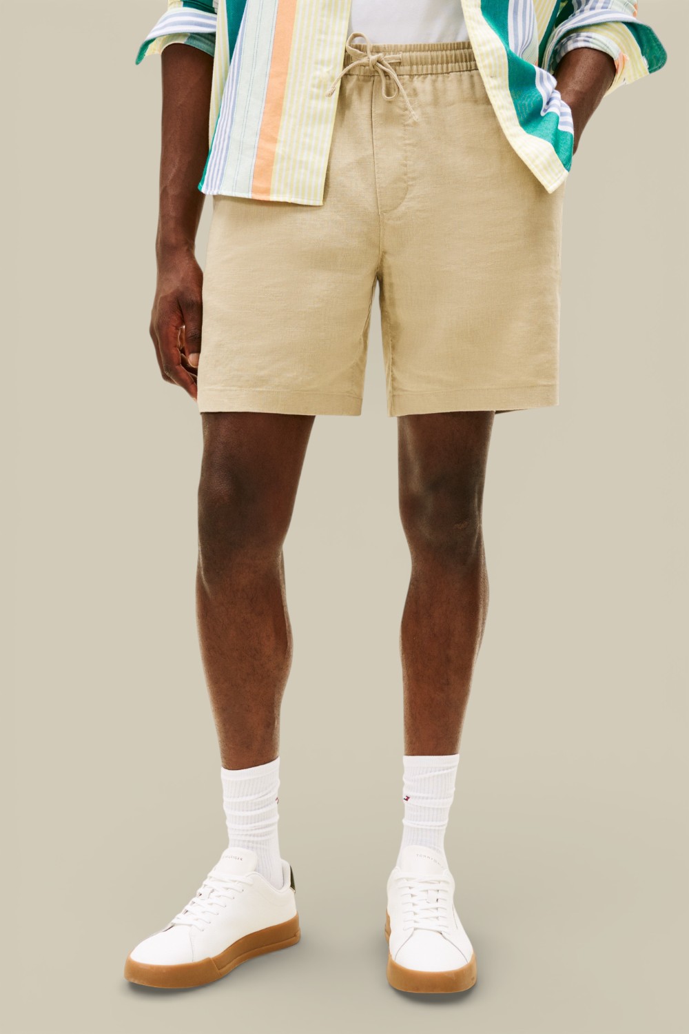 תמונת דוגמן קידמית של מכנסי פשתן קצרים