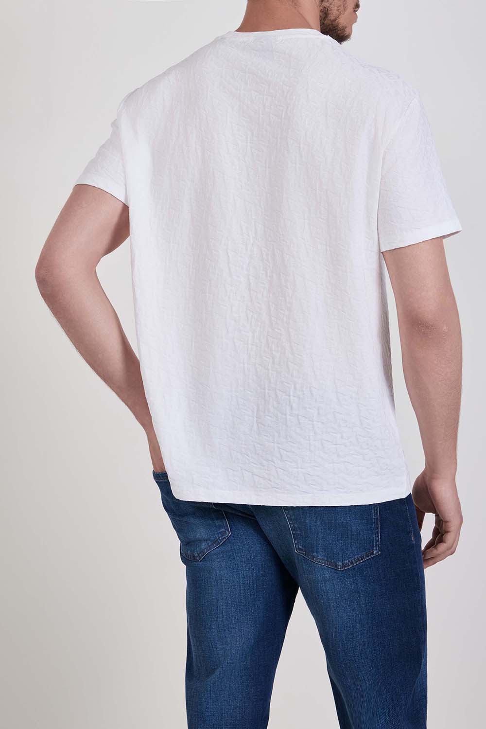 תמונת דוגמן אחורית של חולצת טי בגזרה ישרה