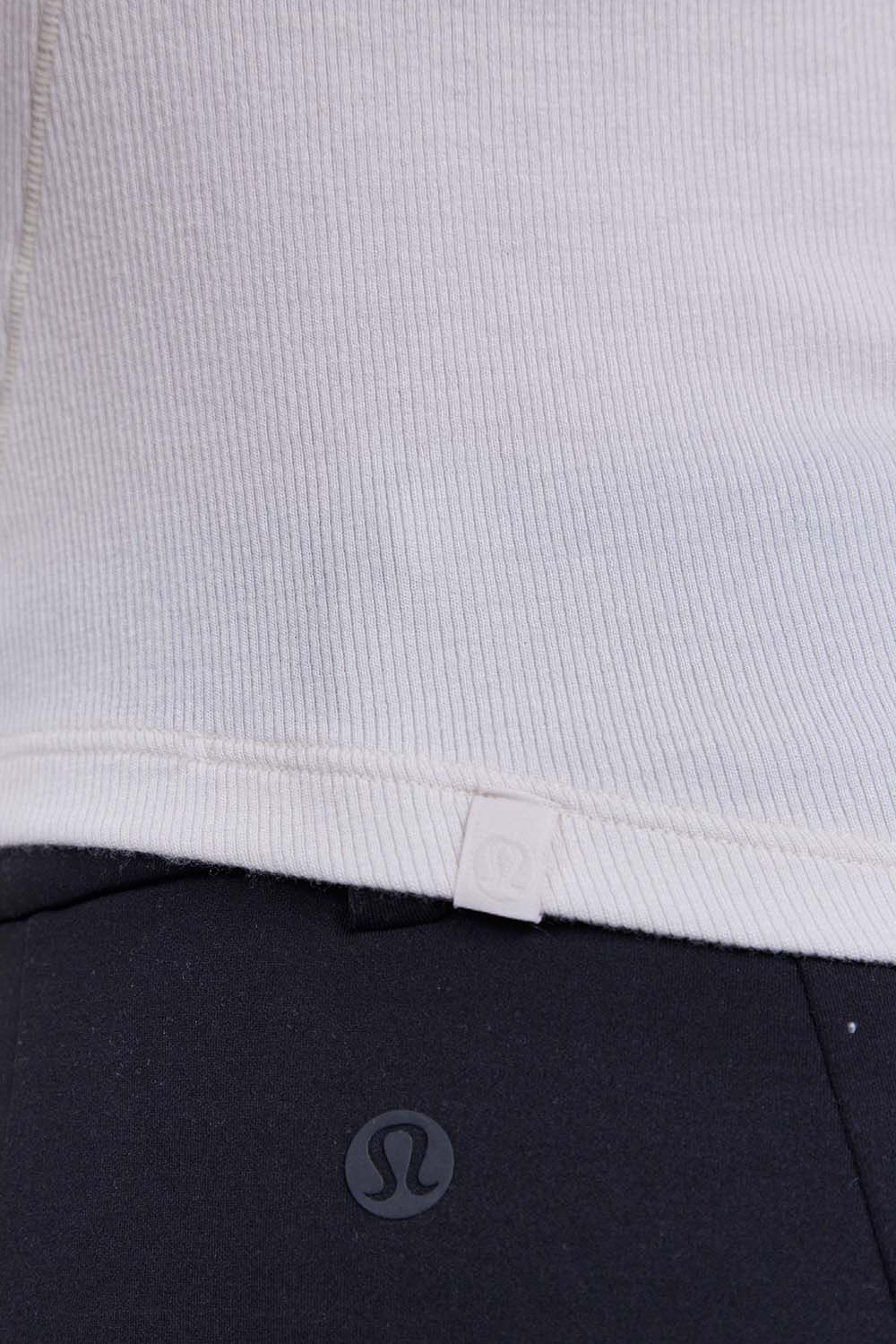 תמונת תקריב דוגמן של Hold Tight Short-Sleeve Henley