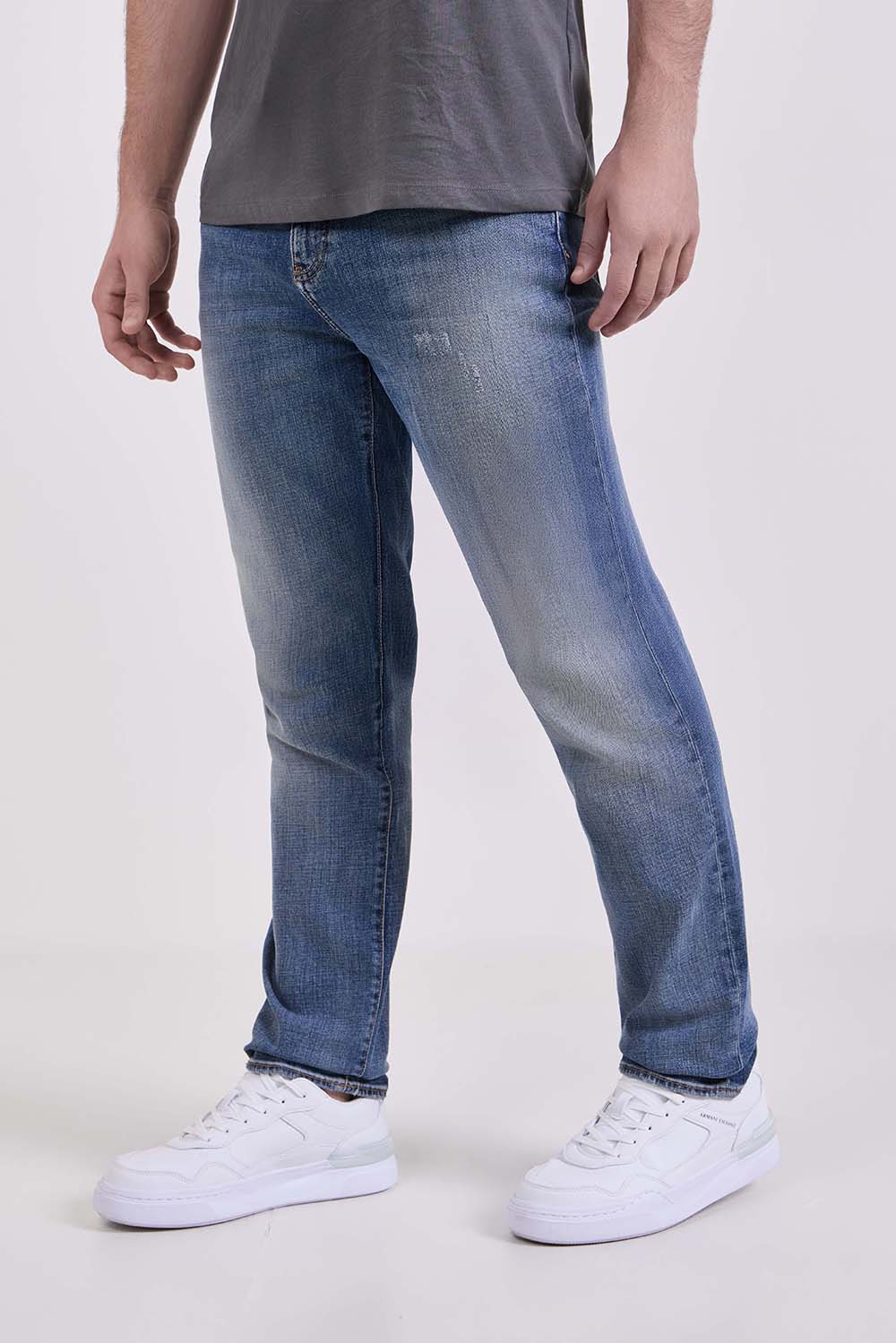 תמונת דוגמן קידמית של מכנסי ג'ינס בגזרה ישרה