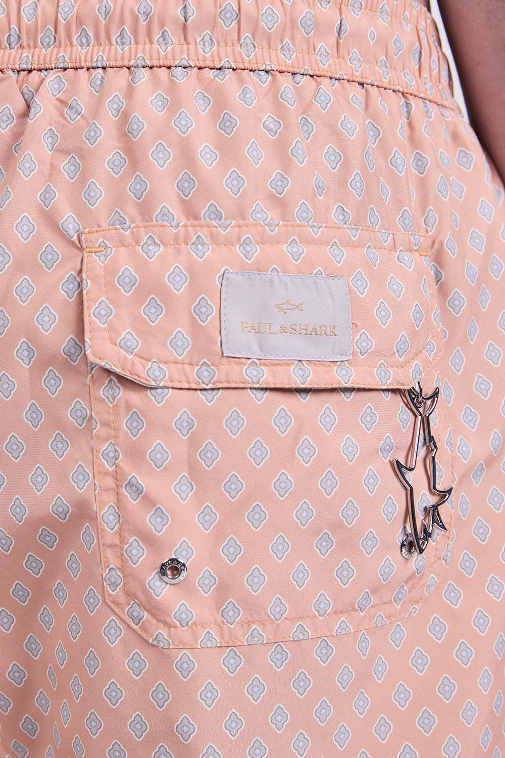 תמונת תקריב דוגמן של מכנסי בגד ים