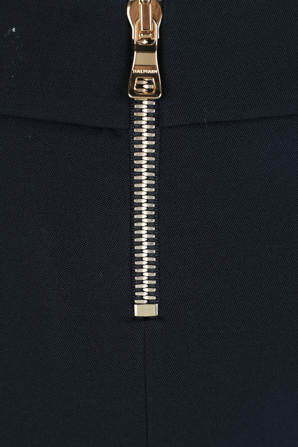 תמונה אחורית של חצאית מיני שחורה מצמר עם אלמנט מונוגרמי