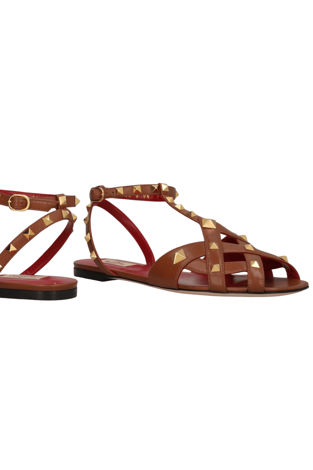 תמונת תקריב של סנדלים