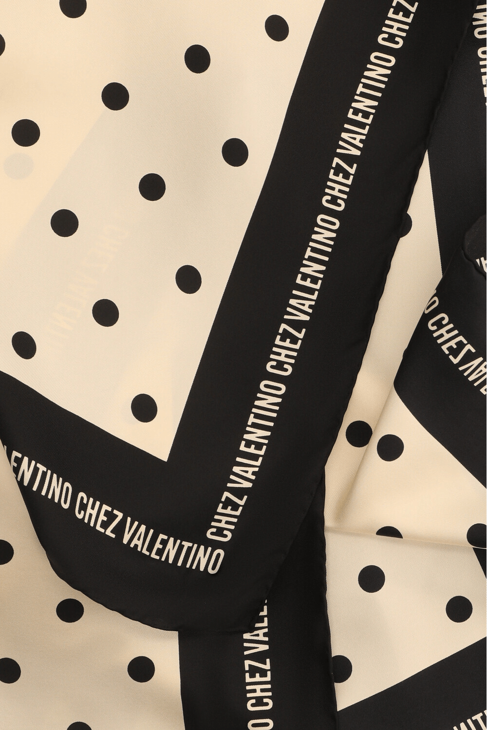 תמונה אחורית של מטפחת משי